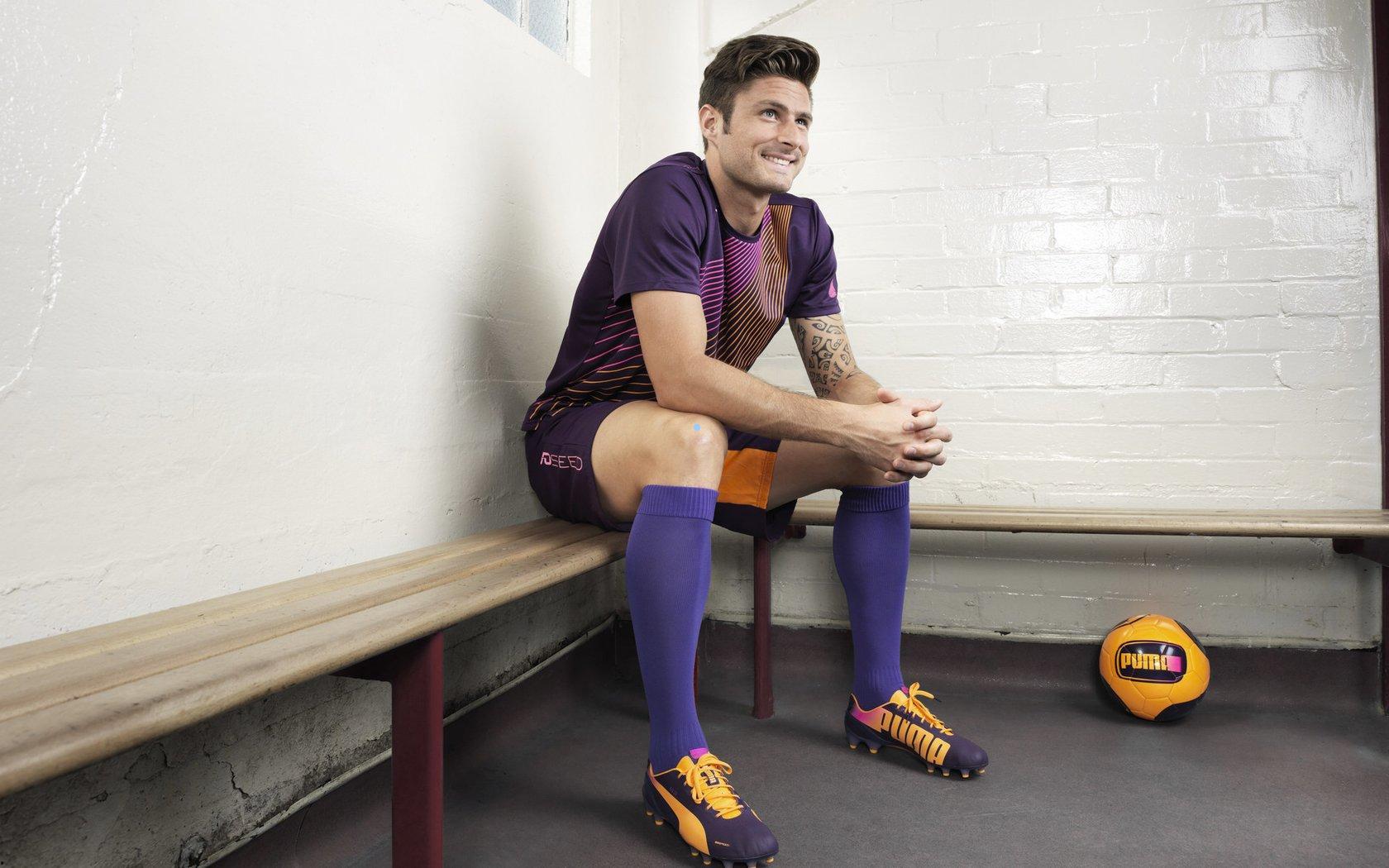 【爱游戏网页版】团结斗志闪耀赛场，巴塞罗那蓝色球队以没有分裂的心力克奥维耶多，球迷共颂战斗精神